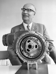 Felix Wankel mit Drehkolbenmotor